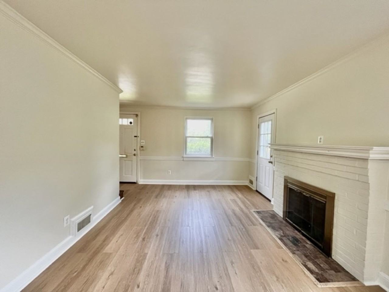 2702 Byron St - Photo 4 of 25