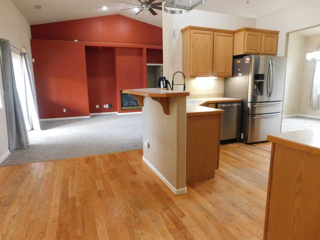 566 Garnet Dr - Photo 4 of 24