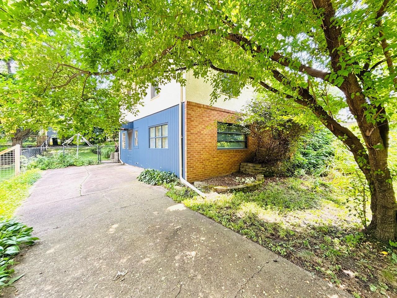 272 Xerxes Ave N - Photo 2 of 20