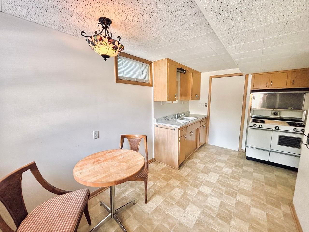 272 Xerxes Ave N - Photo 3 of 20