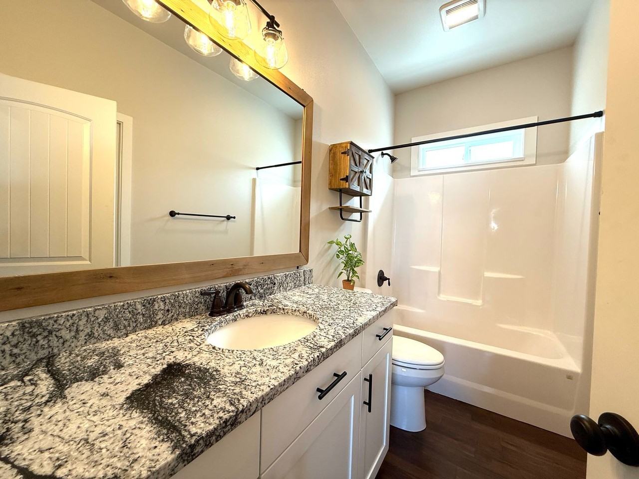 324 N Pine St - Photo 3 of 10