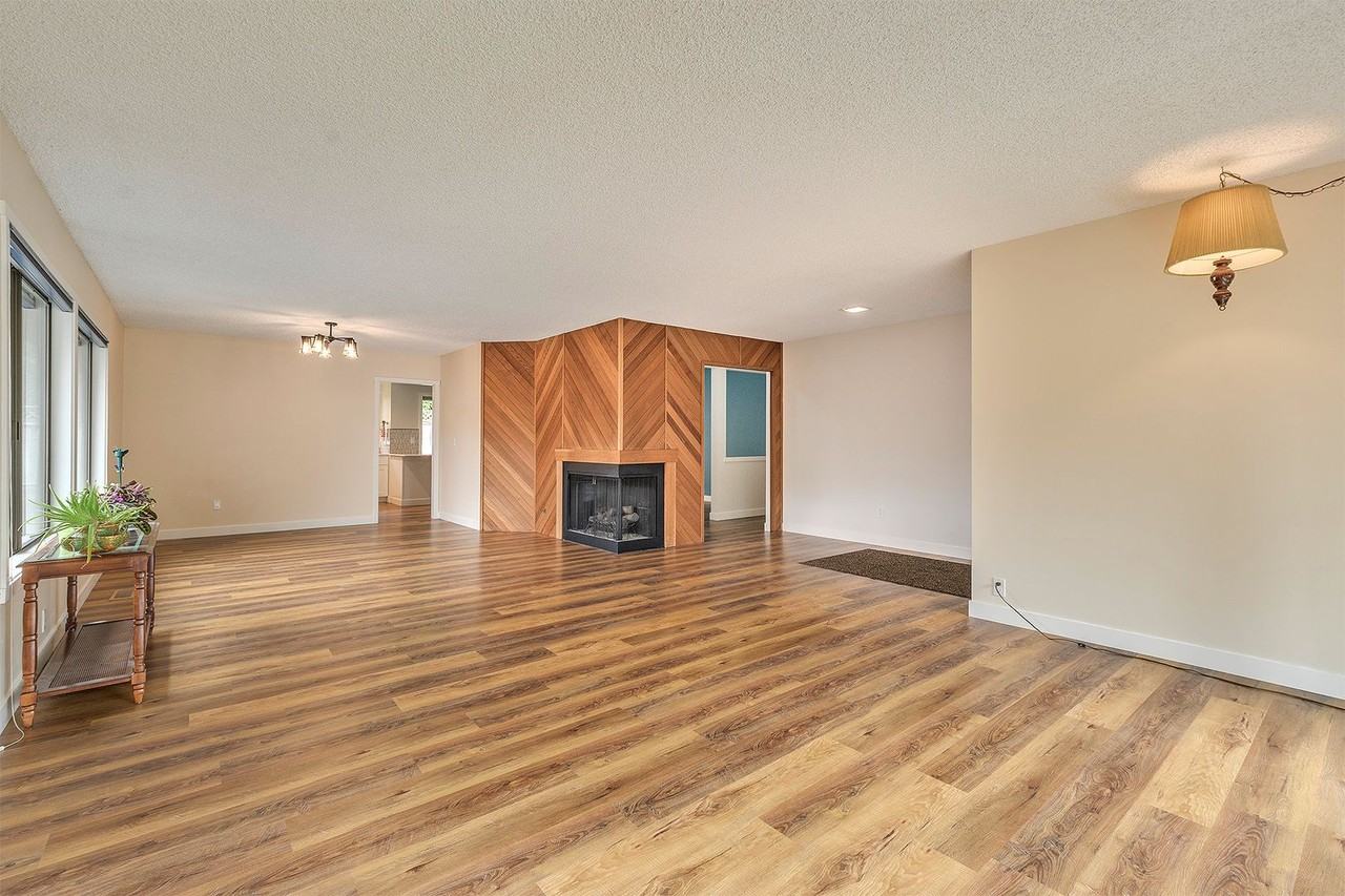 2115 Southeast Singing Woods Drive - Photo 3 of 30