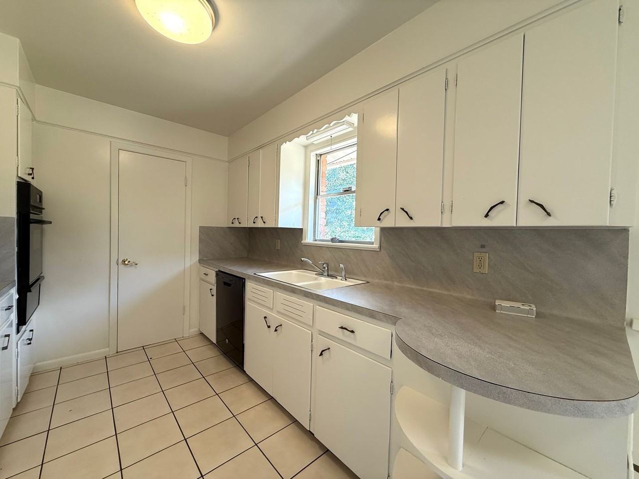 2711 Little John Ln - Photo 5 of 28