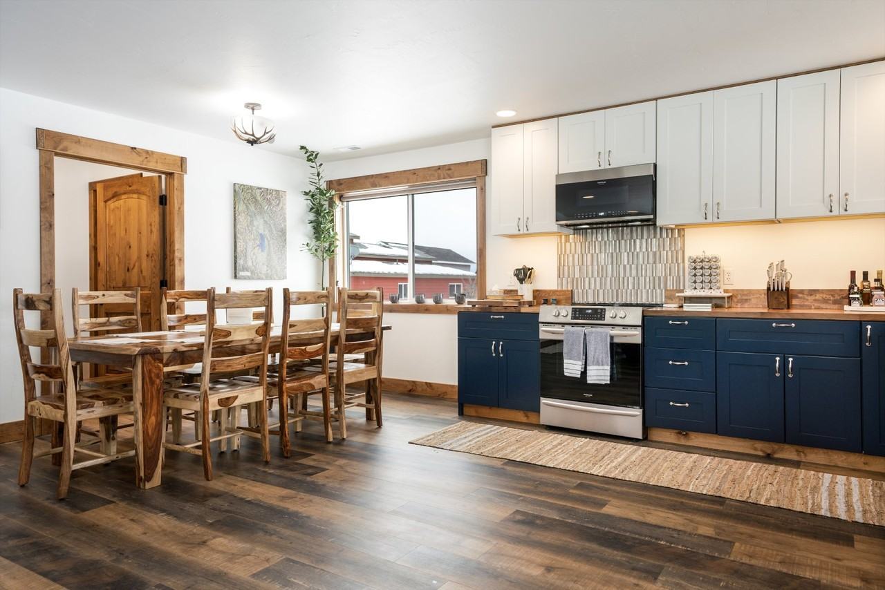 889 Capistrano Nw - Photo 5 of 30