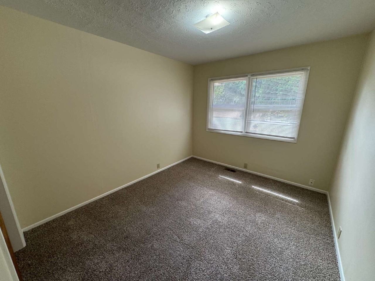 16947 Se Mill St - Photo 5 of 11