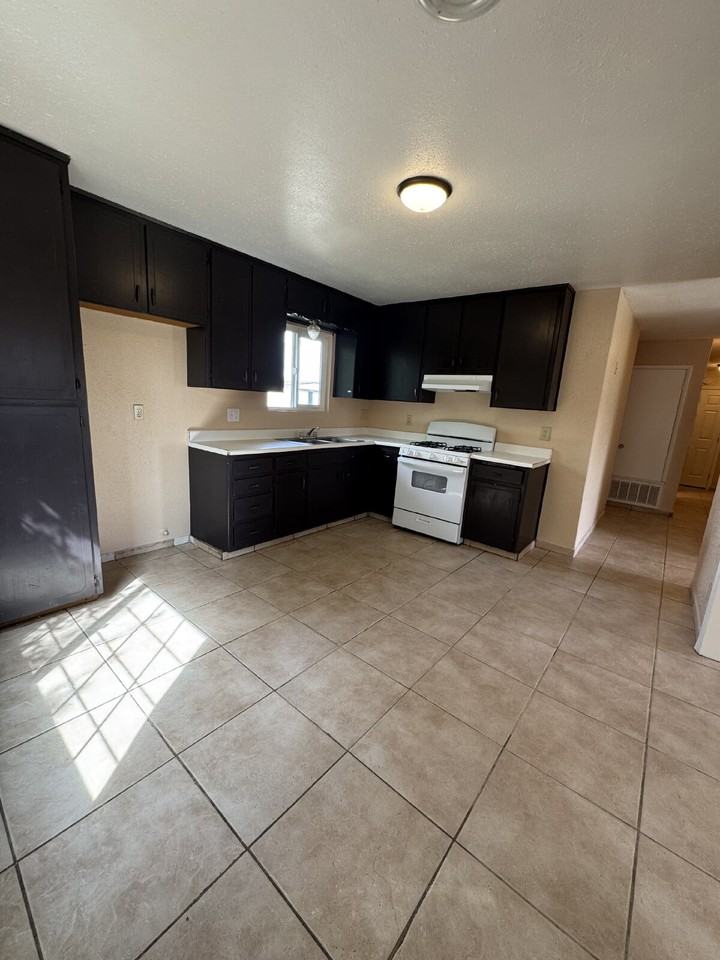 9538 North Ave - Photo 2 of 8