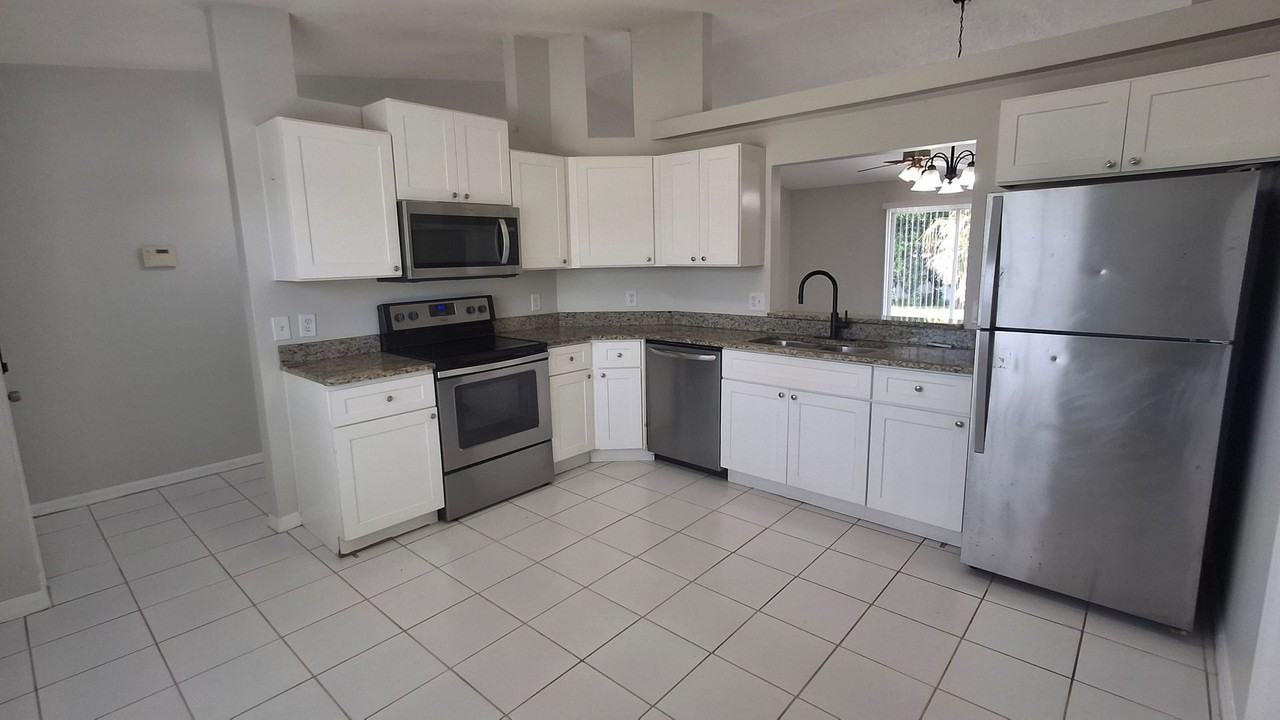 181 Sw Twig Ave - Photo 2 of 15