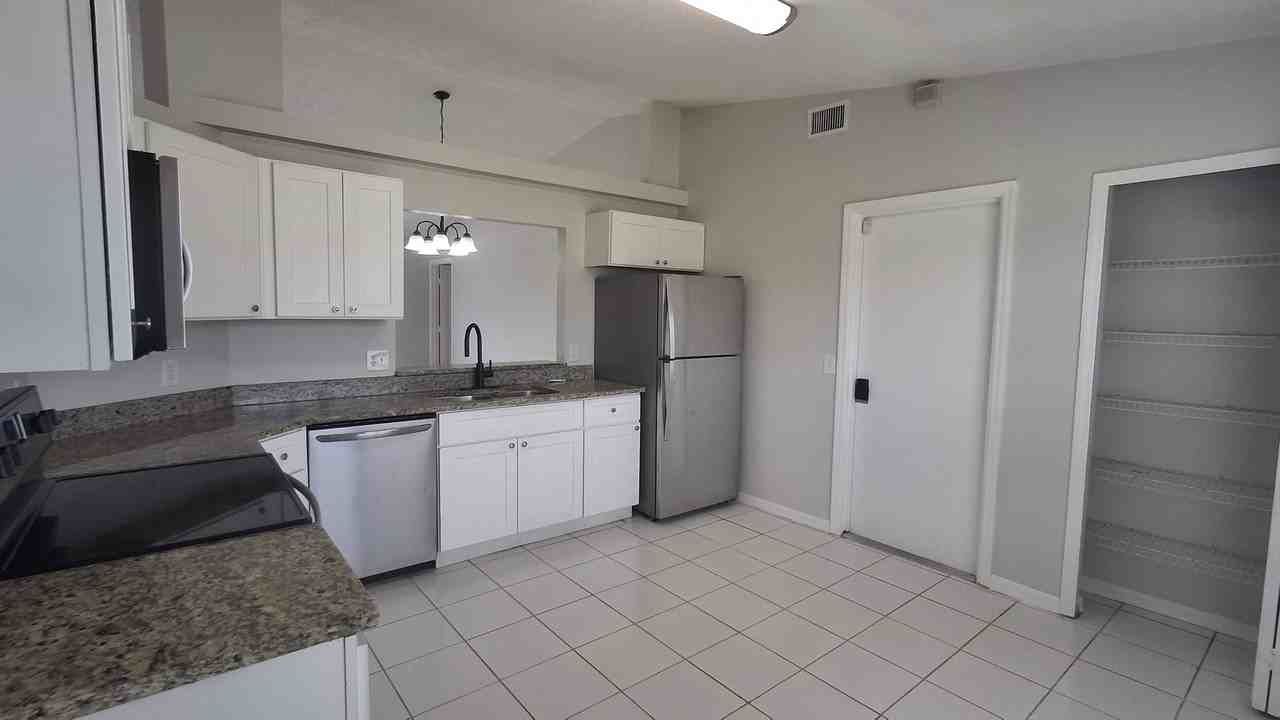 181 Sw Twig Ave - Photo 3 of 15