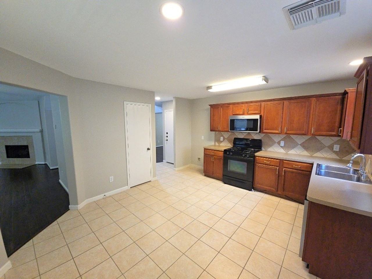 2518 Hidden Park Ln - Photo 3 of 35