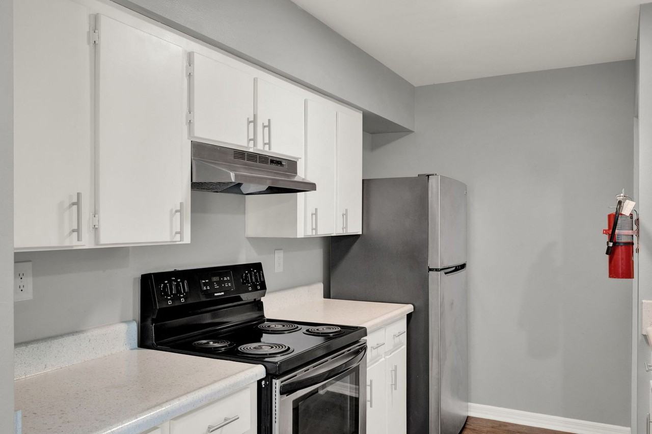 960 Smith St - Photo 3 of 10