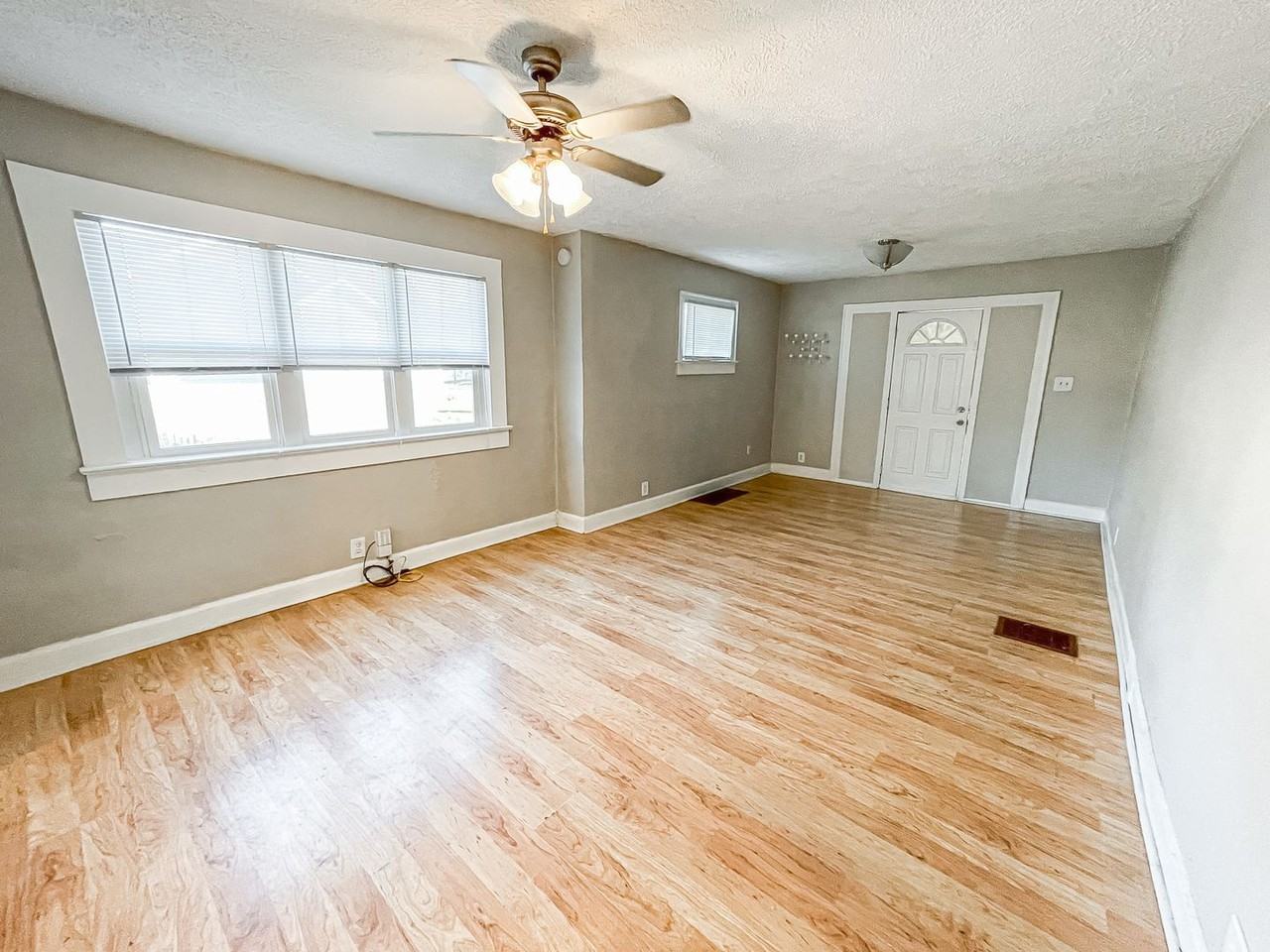 2230 Woodlawn Ave - Photo 6 of 19