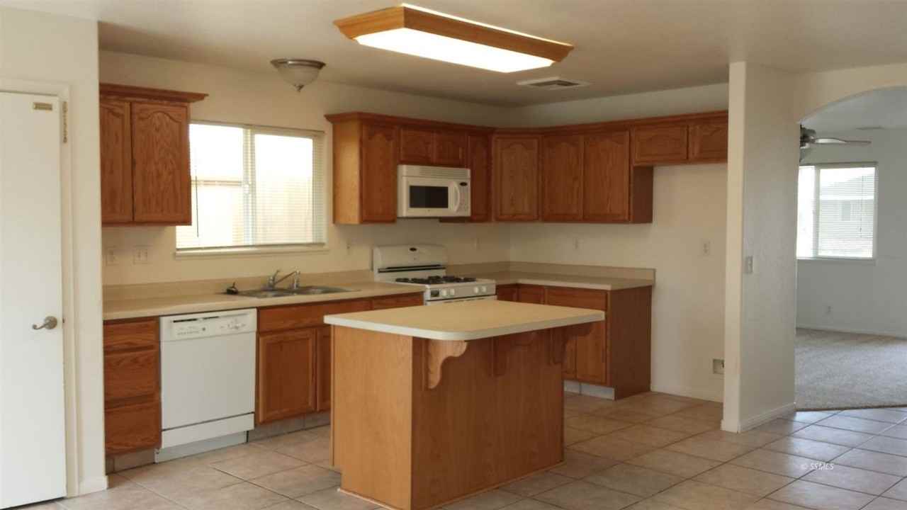 911 W Bataan Ave - Photo 2 of 14