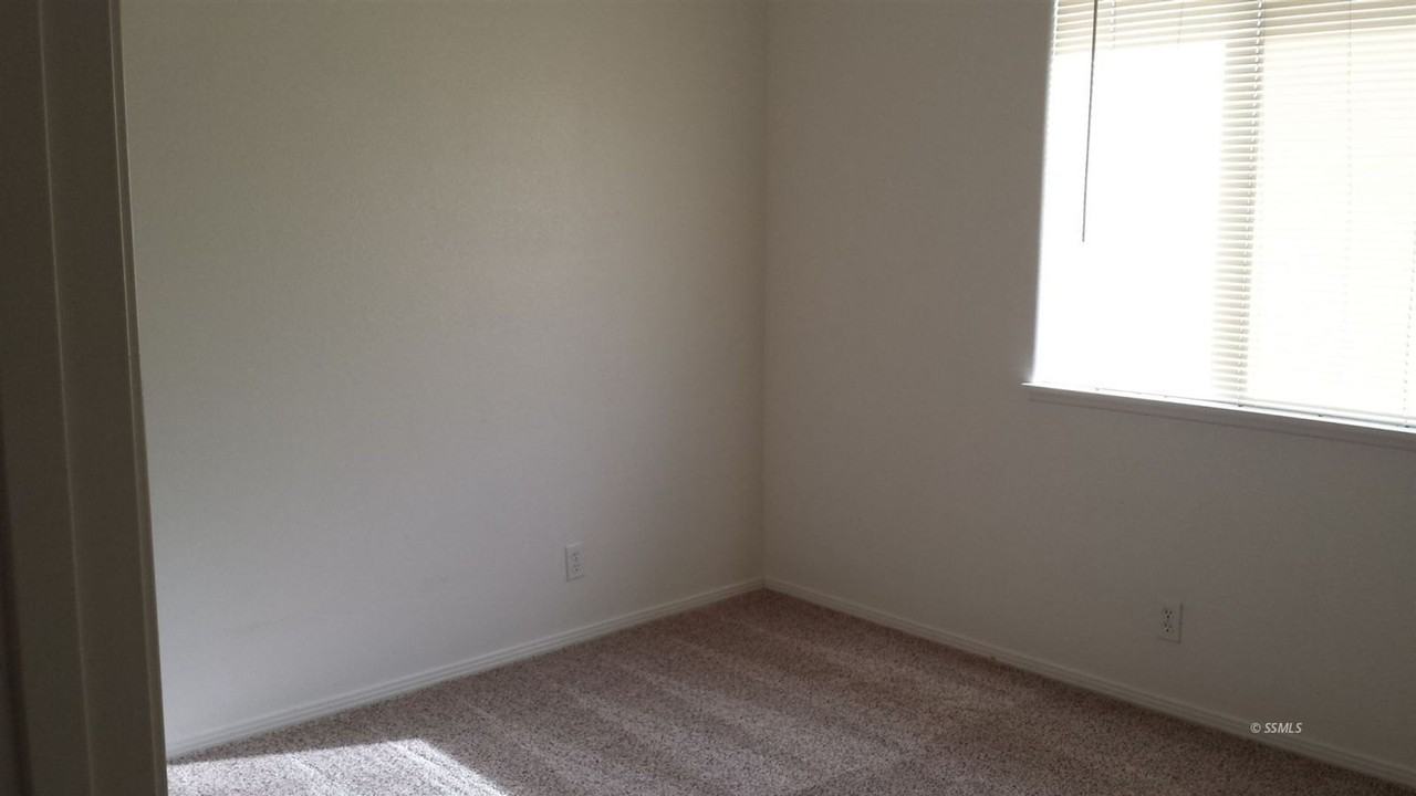 911 W Bataan Ave - Photo 3 of 14