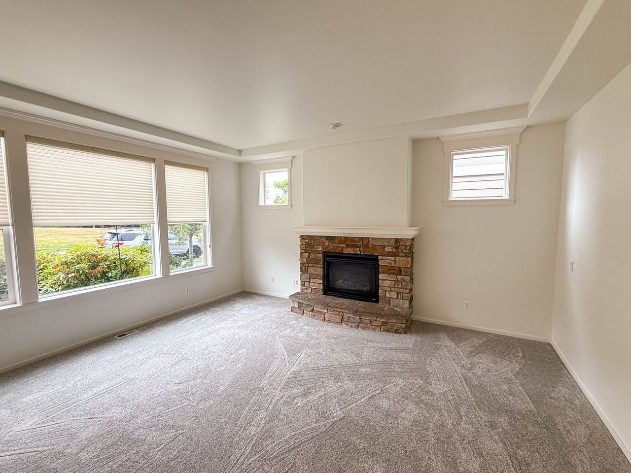 3463 Ne Monterey Ln - Photo 3 of 34