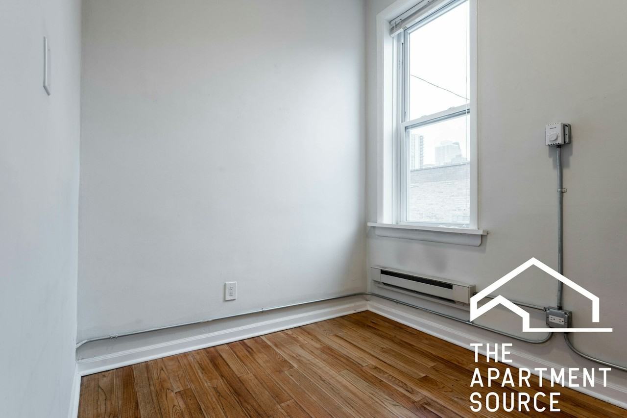 1349 North Wells Street, Unit 3O2 - Photo 3 of 7