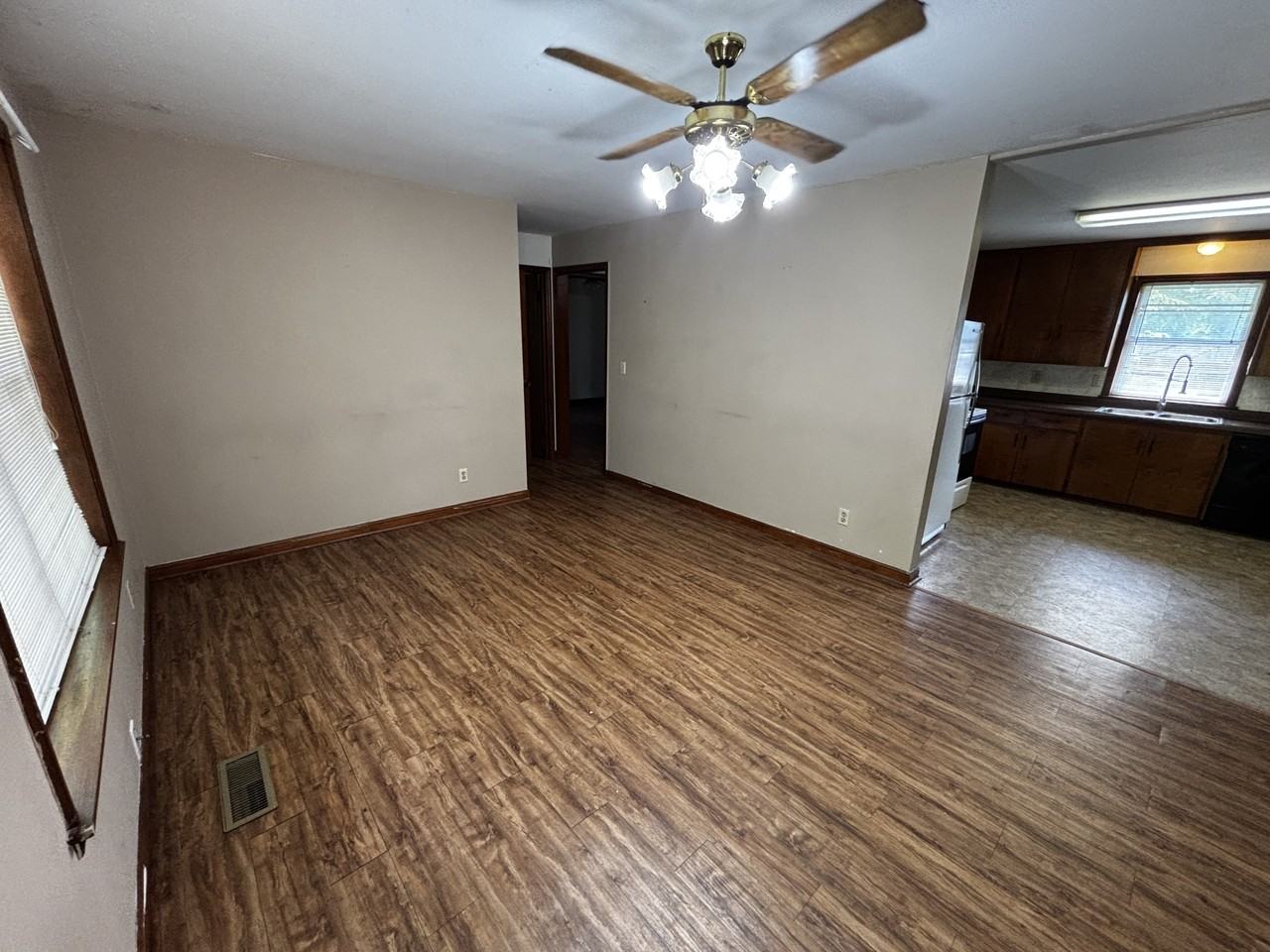 307 N Central Ave, Clarksville - Photo 2 of 8