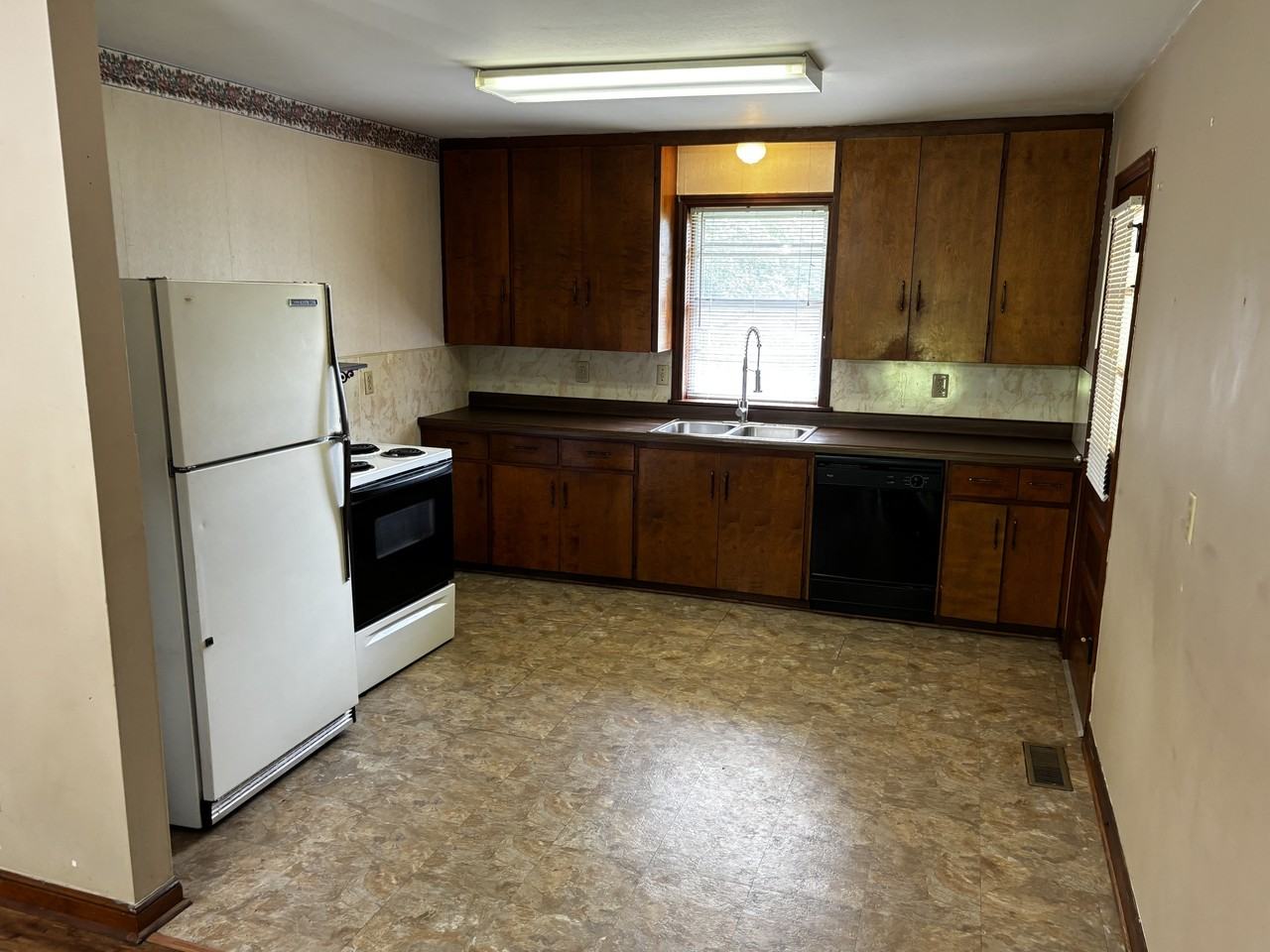 307 N Central Ave, Clarksville - Photo 3 of 8