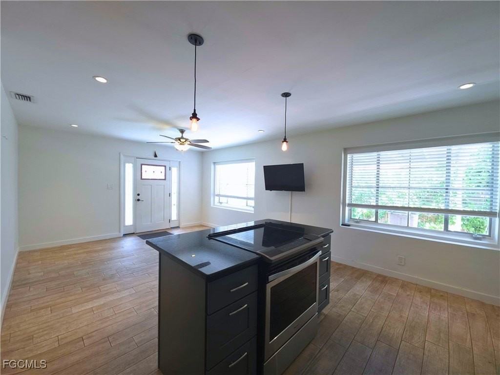 1915 Llewellyn Dr - Photo 5 of 17