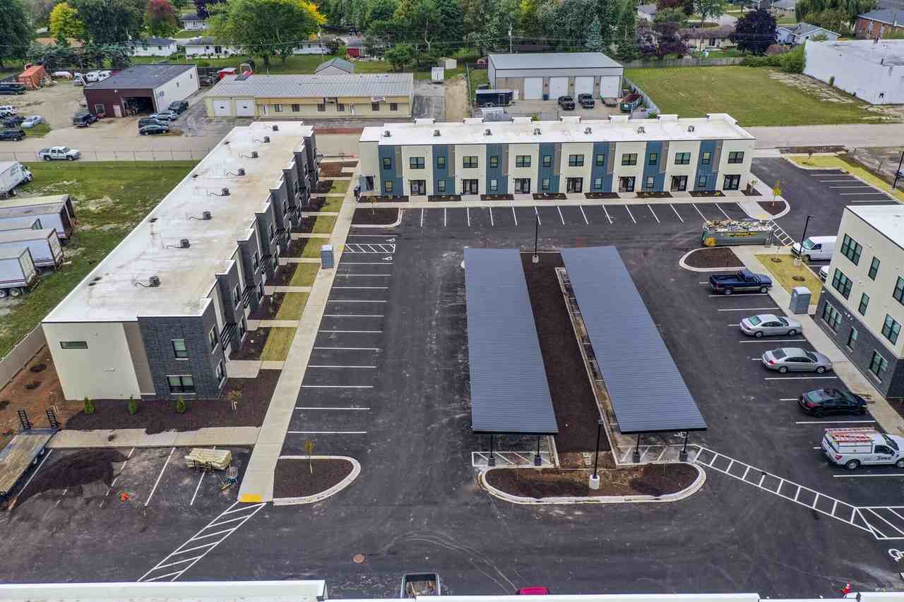 Berkshire Ashwaubenon - Photo 2 of 29