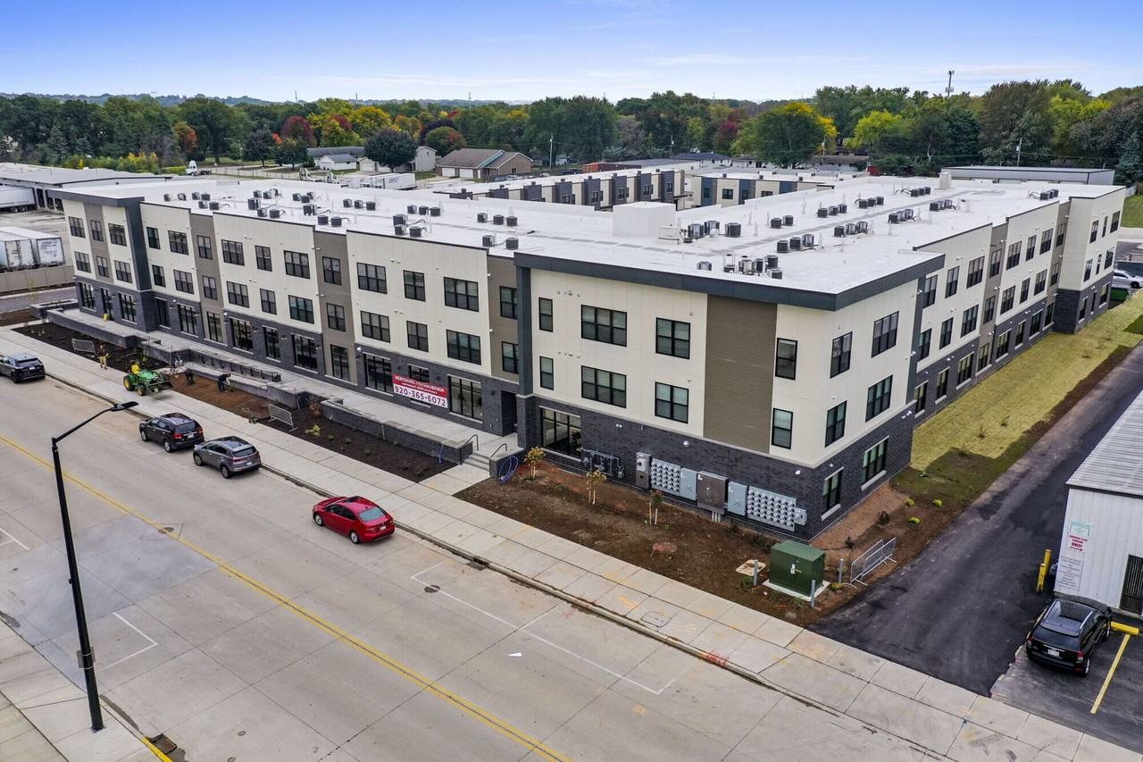 Berkshire Ashwaubenon - Photo 4 of 29