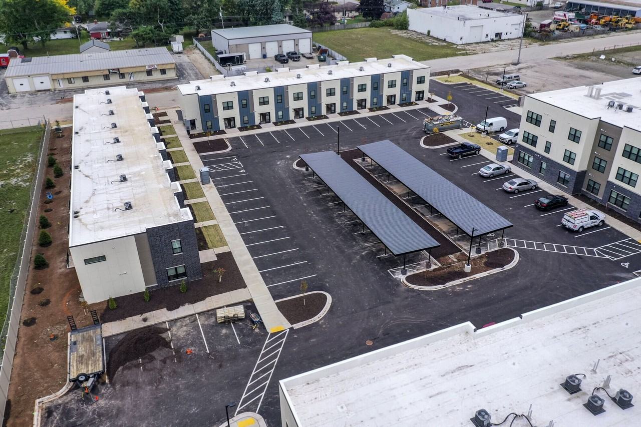 Berkshire Ashwaubenon - Photo 6 of 29