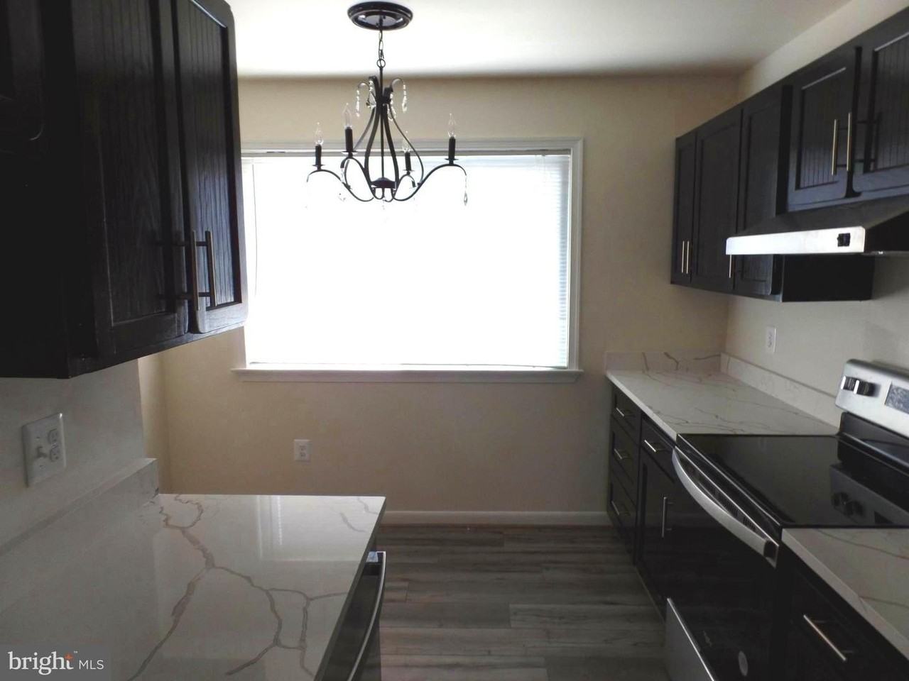 1126 Barnaby Ter Se - Photo 7 of 28