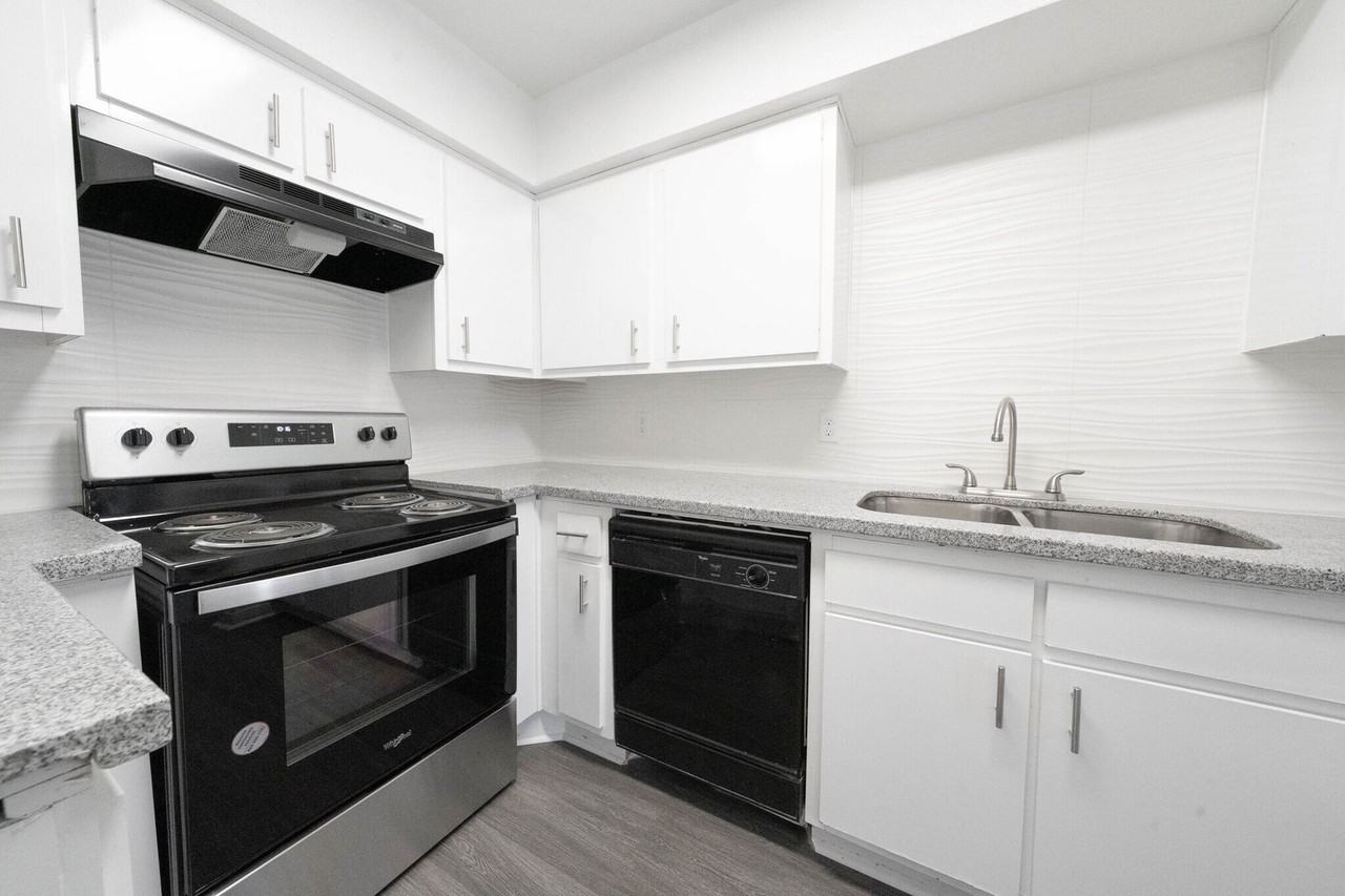 12630 Ashford Point Dr #412 - Photo 3 of 7