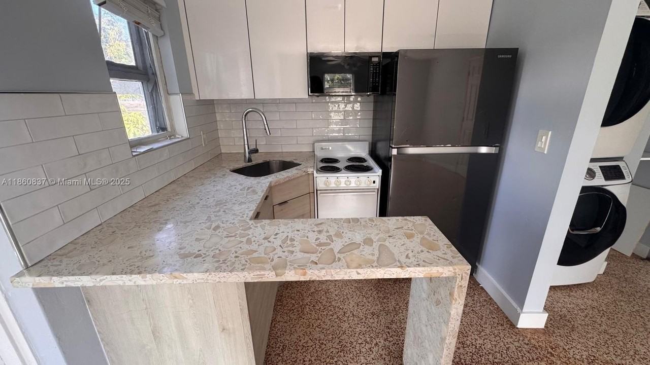 1116 Ne 16th Ter #1 - Photo 3 of 13