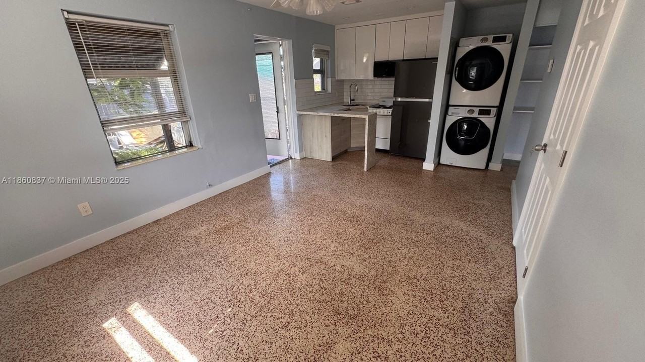 1116 Ne 16th Ter #1 - Photo 5 of 13