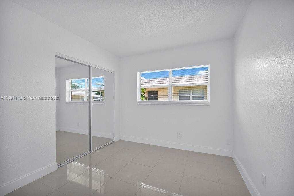 6900 Sw 5th St - Photo 4 of 45