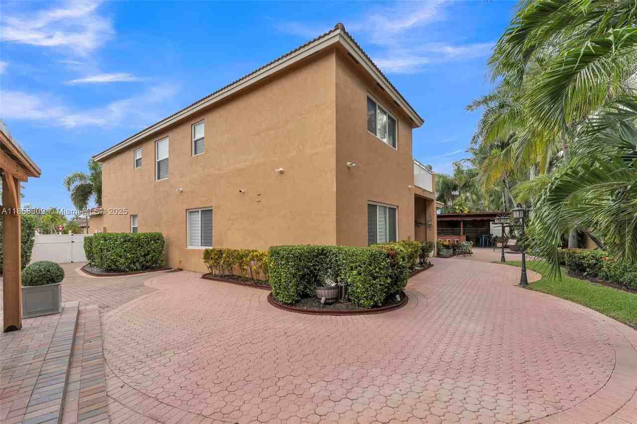 14401 Sw 33rd Ct - Photo 2 of 8