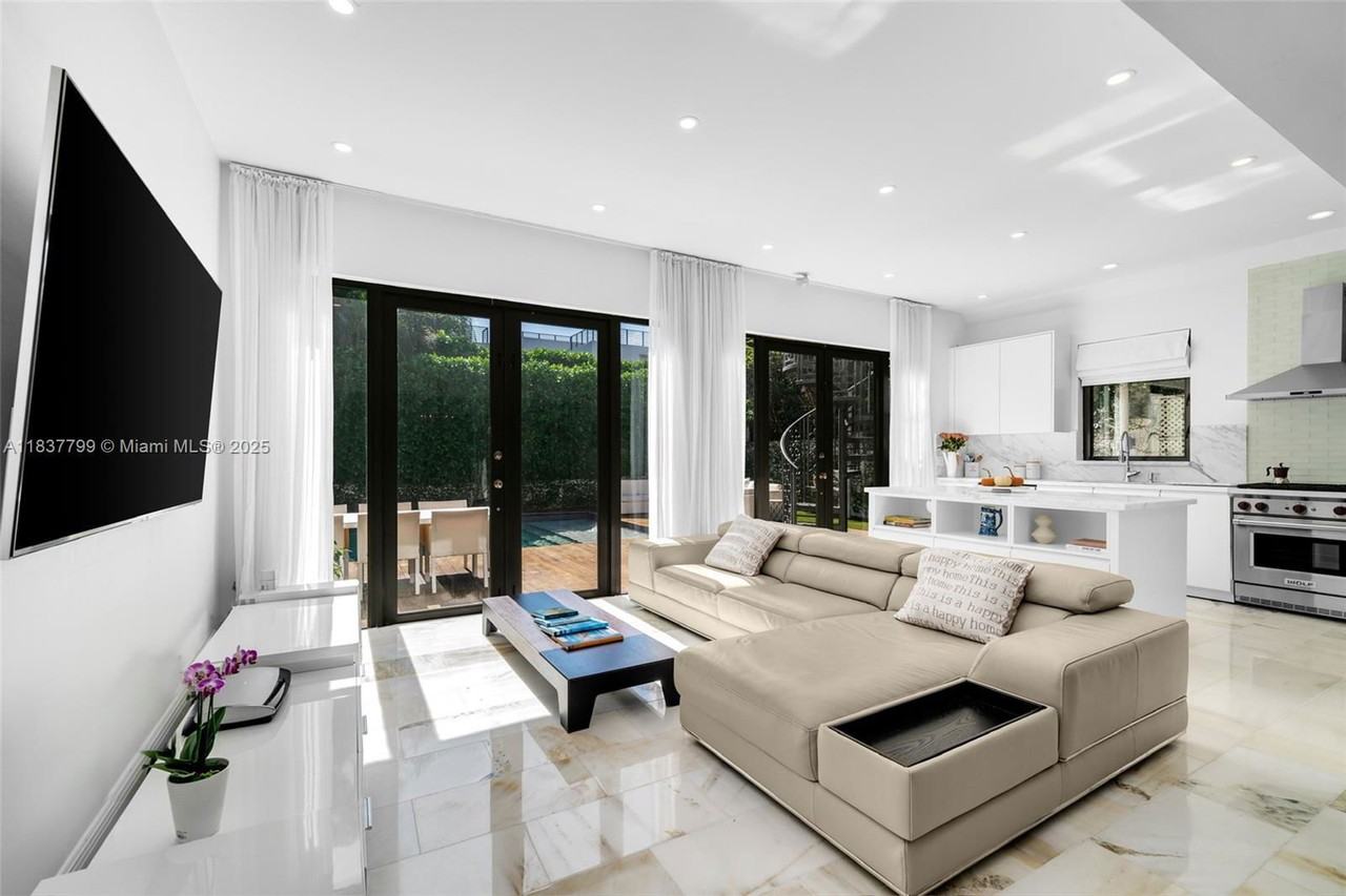 110 3rd San Marino Ter - Photo 3 of 8