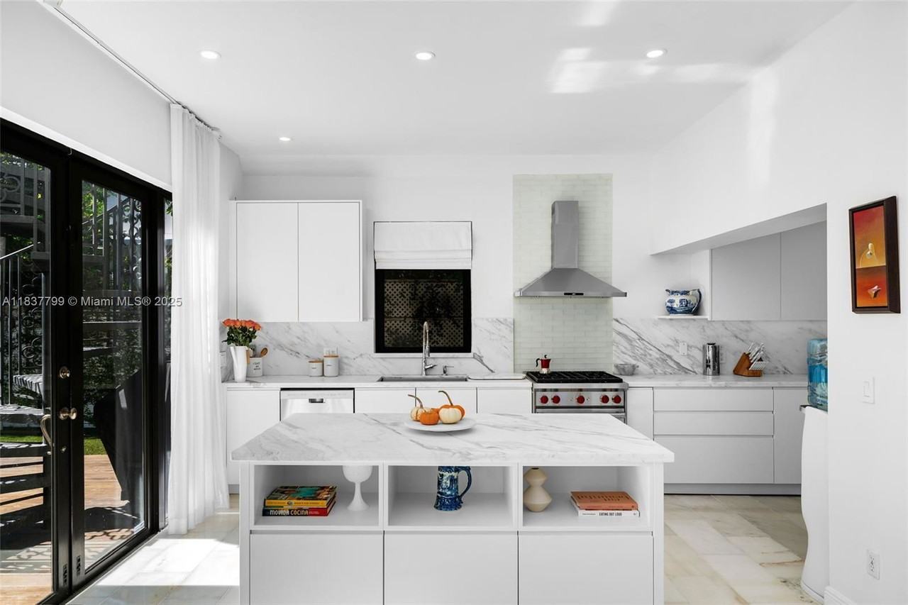 110 3rd San Marino Ter - Photo 4 of 8