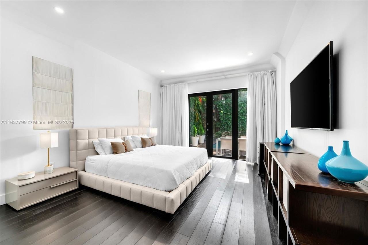 110 3rd San Marino Ter - Photo 7 of 8