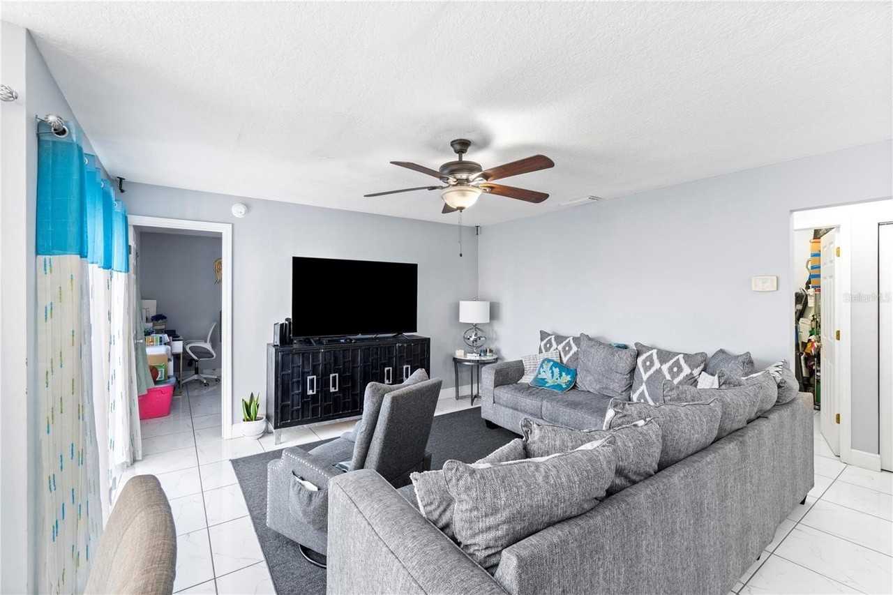 432 Hunter Circle - Photo 2 of 32