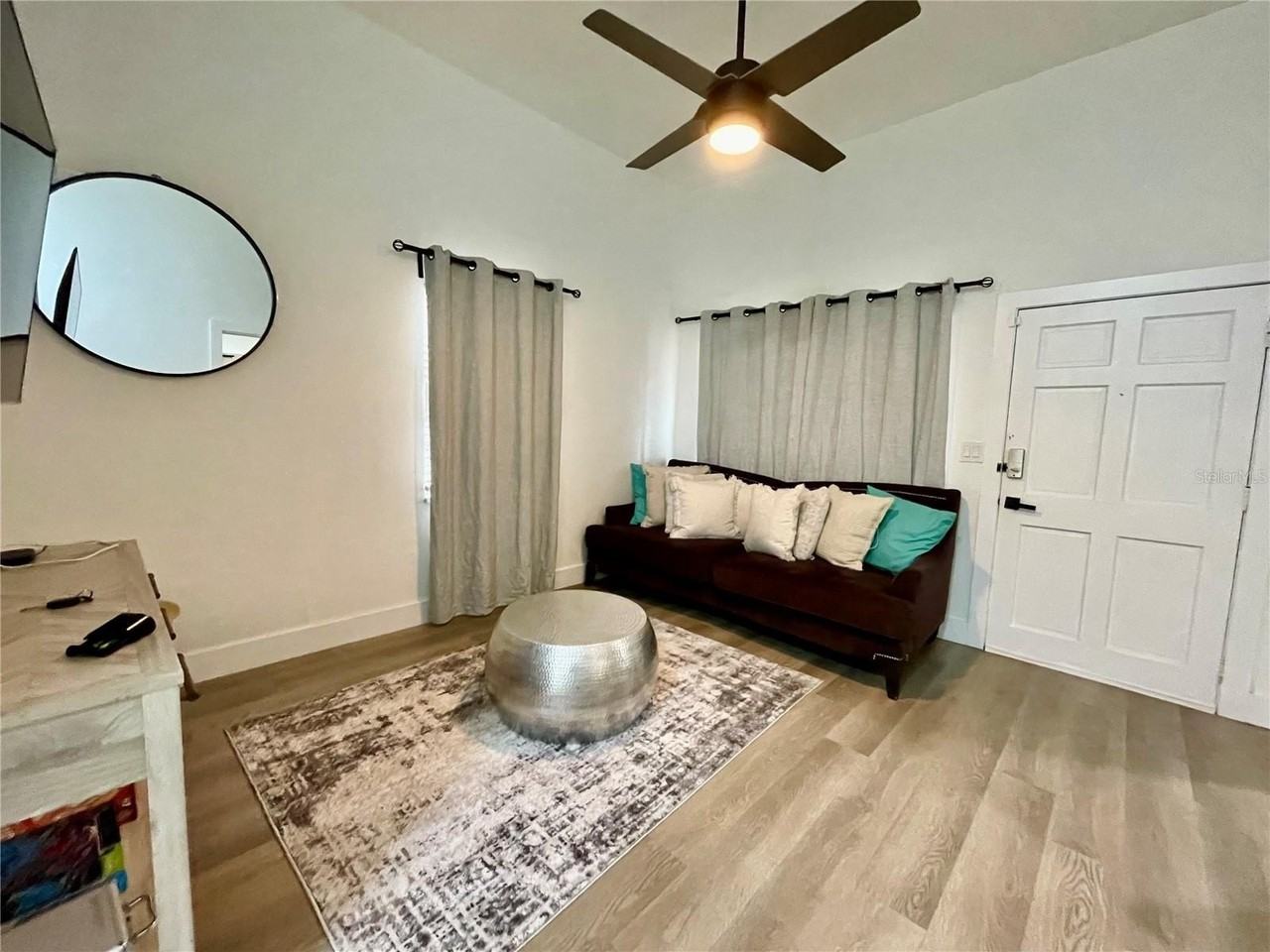 2327 W Beach St - Photo 3 of 15