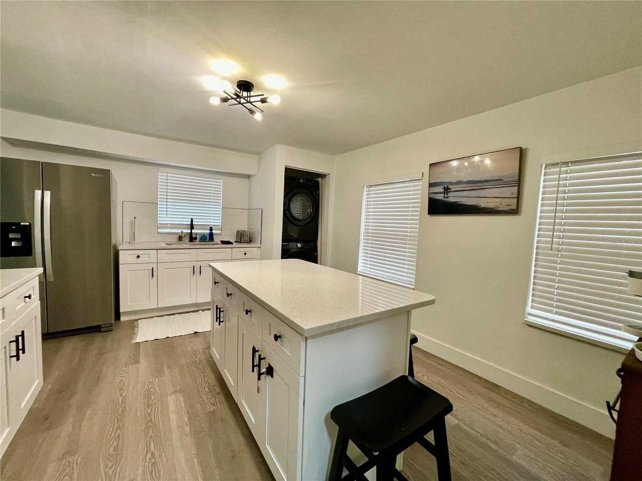 2327 W Beach St - Photo 4 of 15