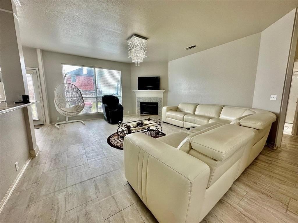 211 Nutmeg Lane - Photo 3 of 14