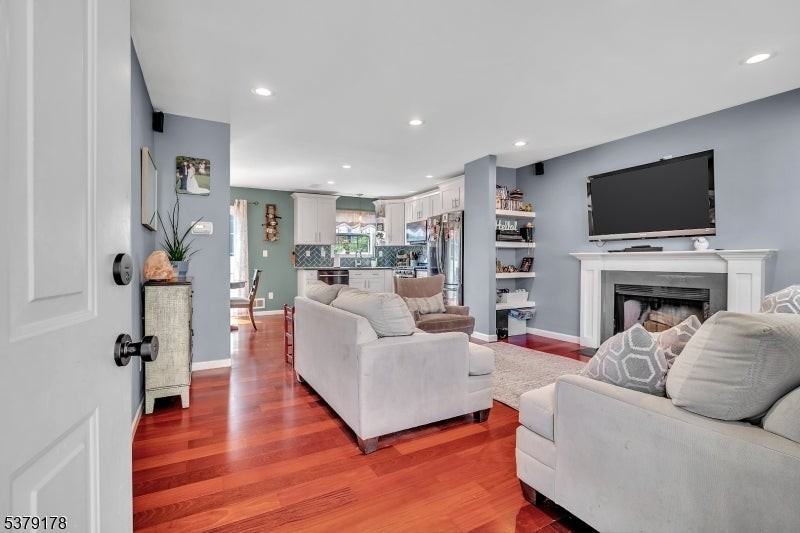 620 Grove St - Photo 4 of 15