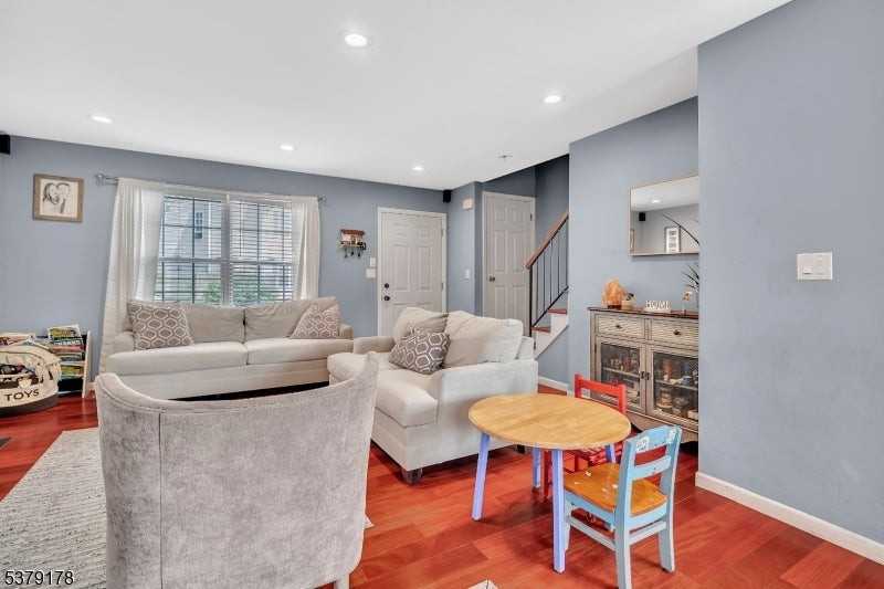 620 Grove St - Photo 5 of 15