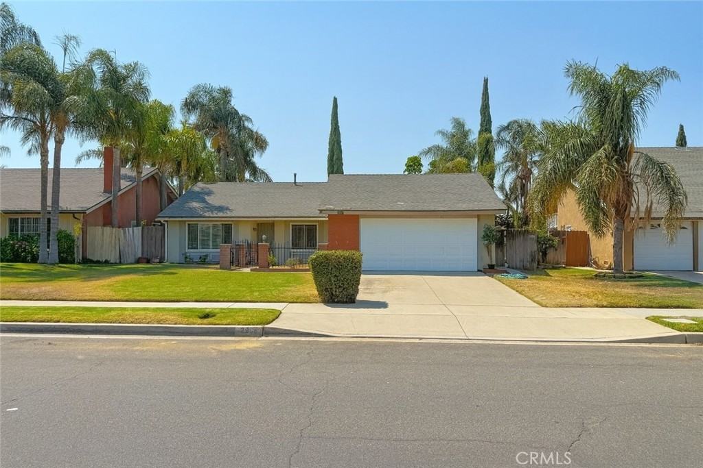 2908 E Oak Hill Dr - Photo 2 of 17