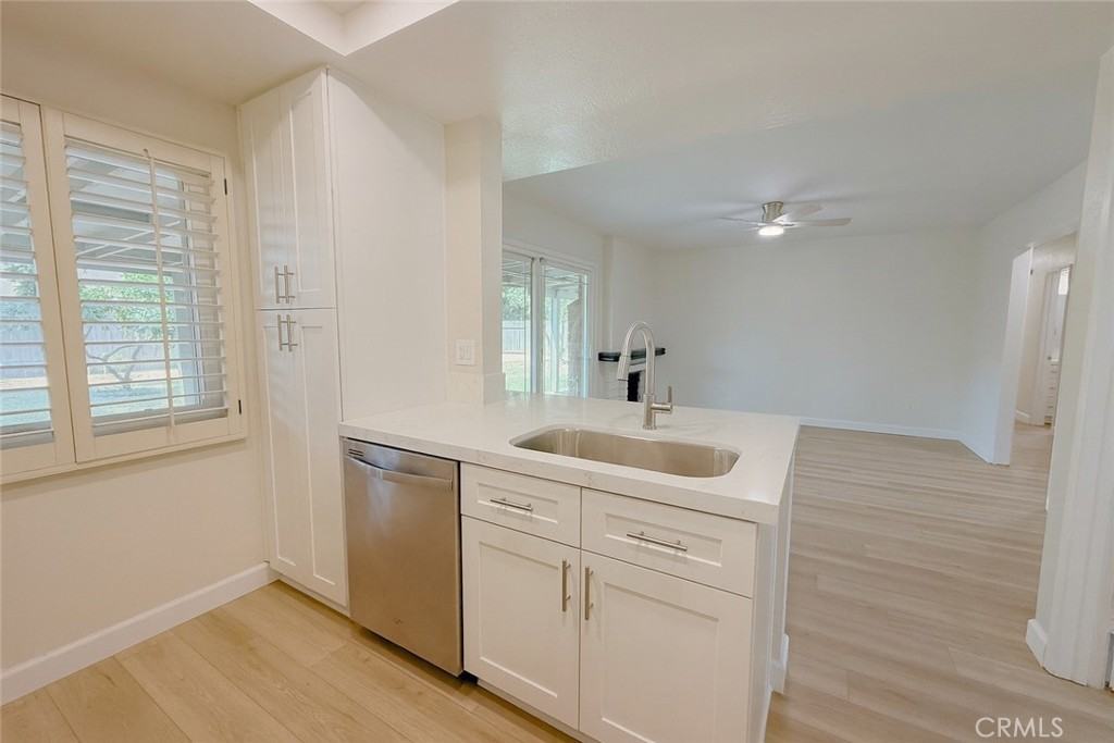 2908 E Oak Hill Dr - Photo 3 of 17