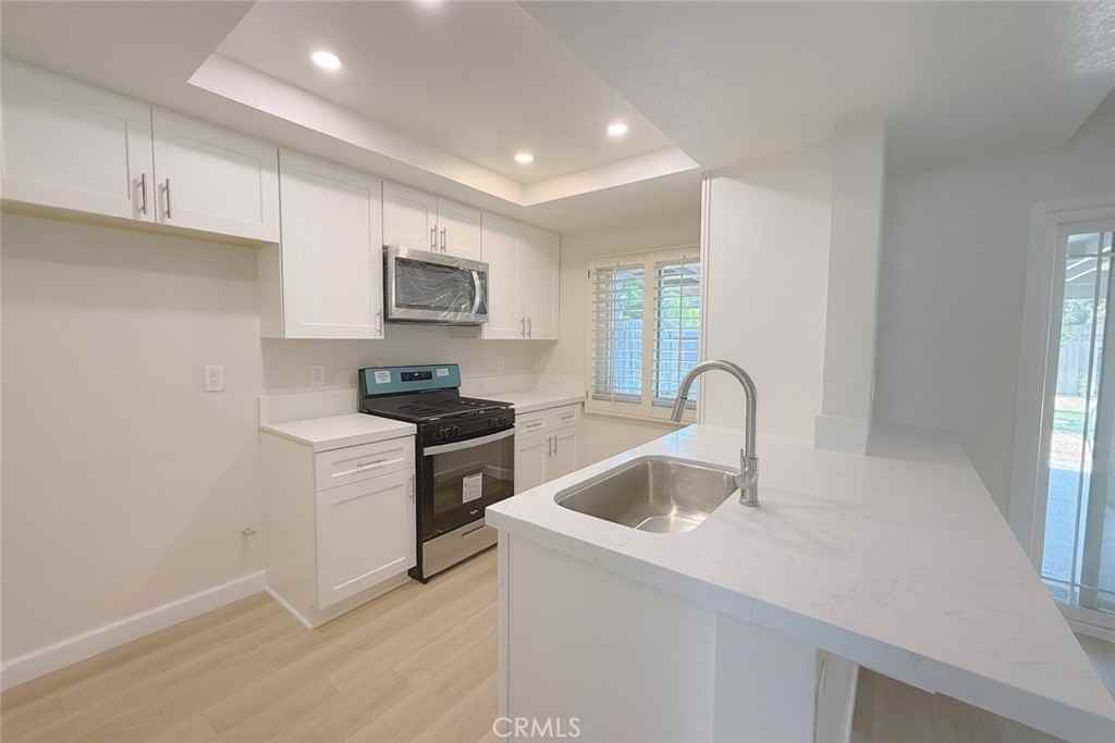 2908 E Oak Hill Dr - Photo 4 of 17