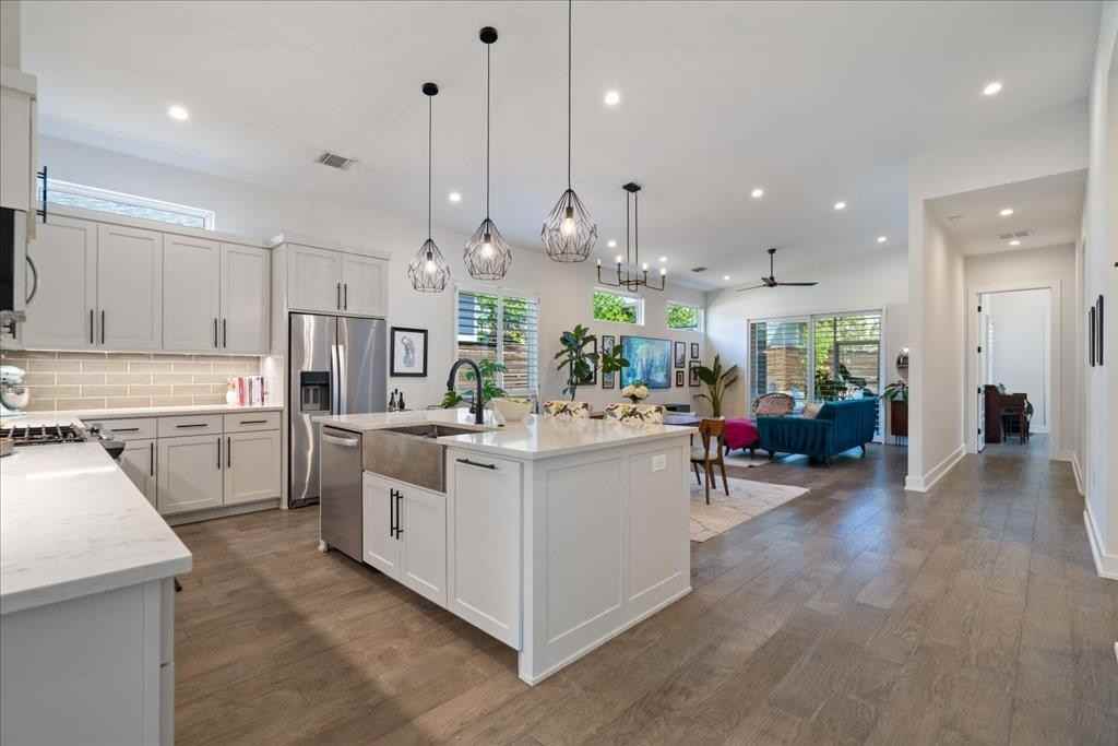 7009 Zachary Dr - Photo 3 of 26