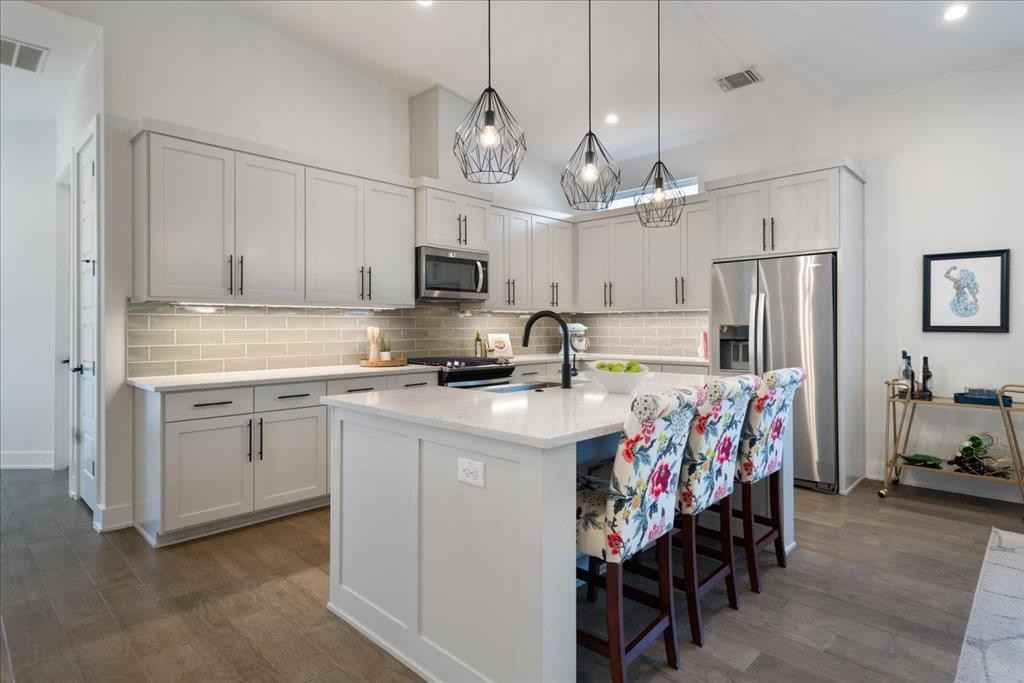 7009 Zachary Dr - Photo 4 of 26