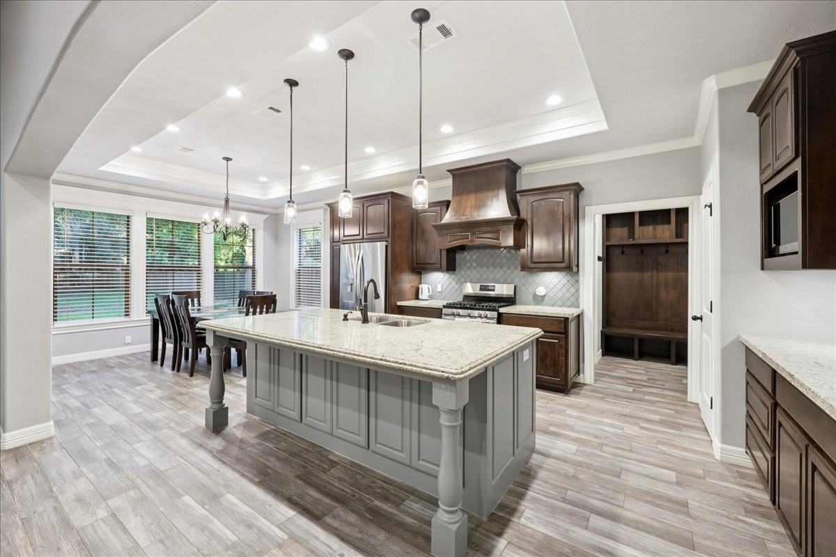 10460 Jordan Ave - Photo 4 of 12