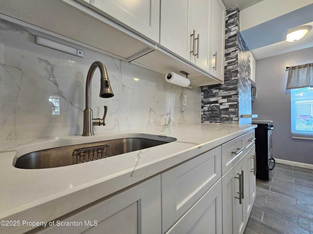 325 Ferdinand St - Photo 3 of 22