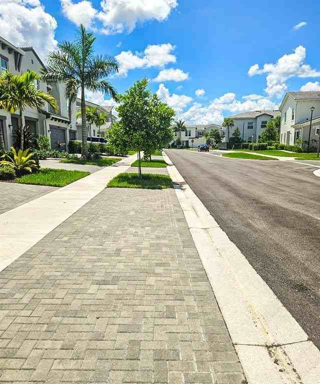 5300 Thatcher Ct - Photo 4 of 15