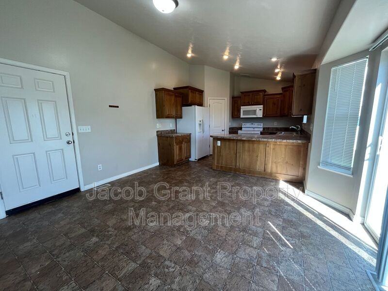 5005 Chimney Rock Dr - Photo 3 of 15