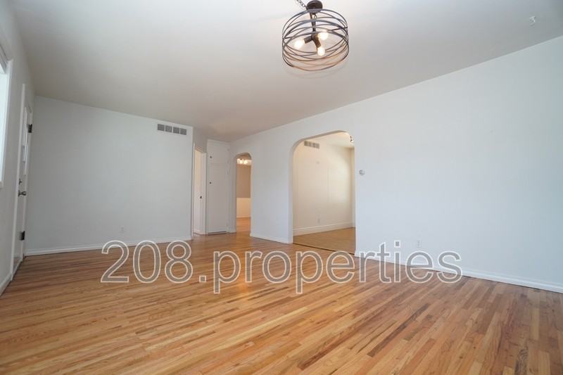 4201 W Kootenai St - Photo 3 of 16